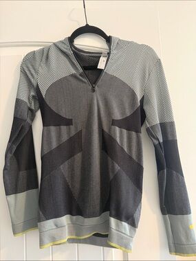 Stella McCartney Gray and Black Patterned Performance Hoodie